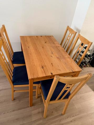 Houten eettafel met 5 stoelen beschikbaar voor biedingen