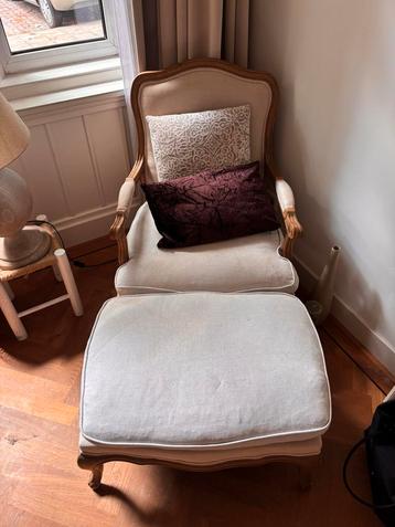 Franse fauteuil met bijpassende hocker – massief hout beschikbaar voor biedingen