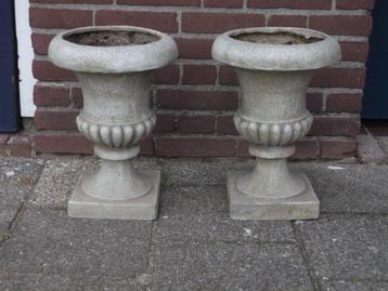 Twee betonnen vaaspotten voor buiten. beschikbaar voor biedingen