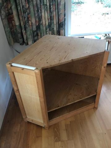 Lundia hoekkast  70x70 en 74 hoog beschikbaar voor biedingen