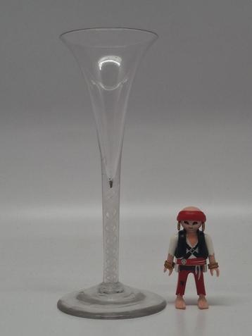Georgische champagnefluit ca. 1760, opaak slinger beschikbaar voor biedingen