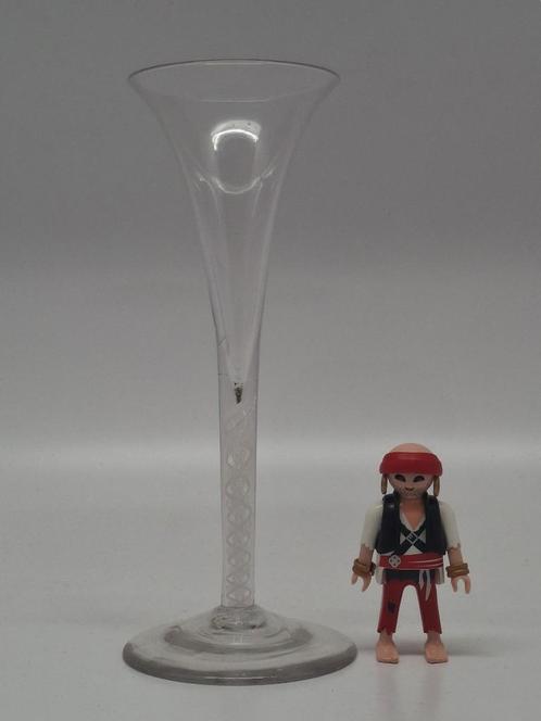 Georgische champagnefluit ca. 1760, opaak slinger, Antiek en Kunst, Antiek | Glas en Kristal, Ophalen of Verzenden