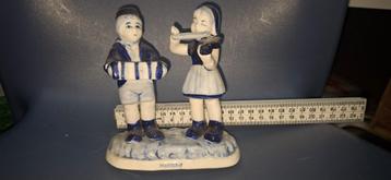 Delfts Blauw Beeldje Jongen & Meisje met Instrumenten beschikbaar voor biedingen