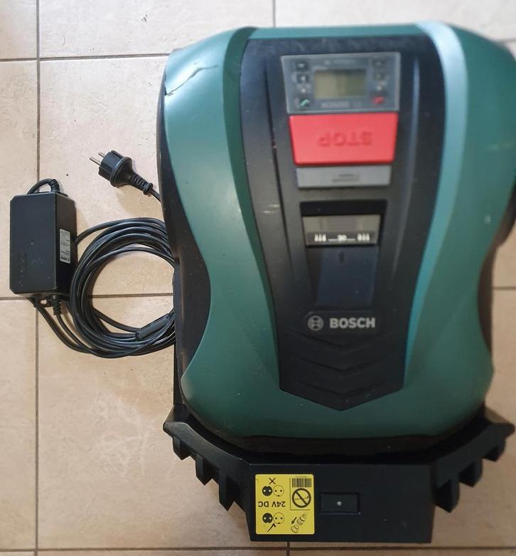 Bosch M700 Robotmaaier + Basisstation & Garage, Tuin en Terras, Robotmaaiers, Gebruikt, 20 tot 25 cm, Ophalen of Verzenden