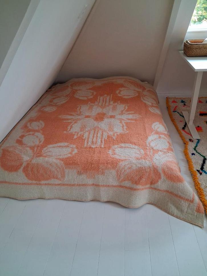 Vintage wollen deken Aalberg - zalmroze tulpprint, Huis en Inrichting, Stoffering | Tapijten en Kleden, Ophalen of Verzenden