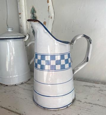 Emaille oud wit waterkannetje met blauwe blokjes beschikbaar voor biedingen