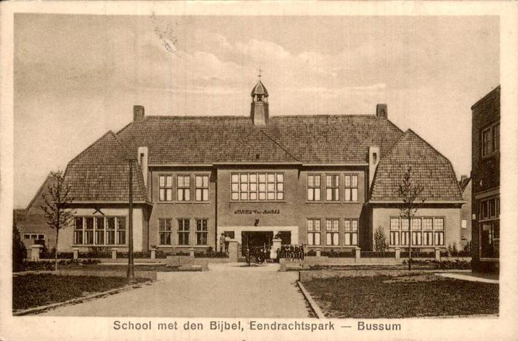 Bussum - Eendachtspark - School, Verzamelen, Ansichtkaarten | Nederland, Gelopen, Noord-Holland, 1940 tot 1960, Ophalen of Verzenden