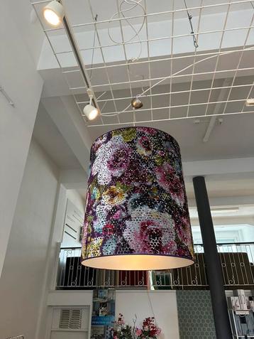 5 verschillende hanglampen bekleed met Designers Guild stof beschikbaar voor biedingen