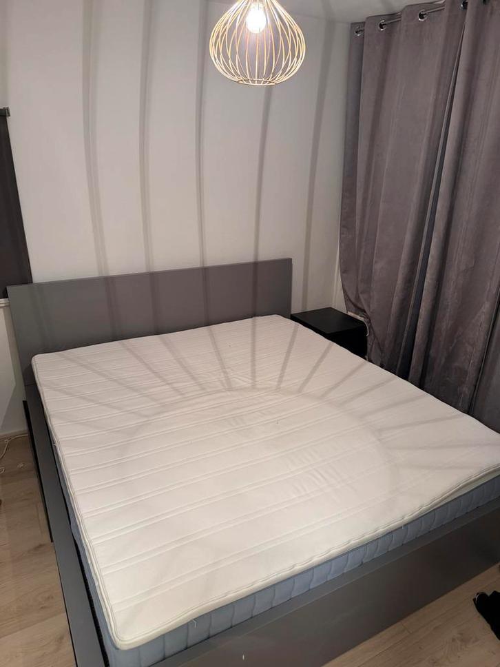 Ikea Malm Bed (180-200)+ Matras + Lattenbodem + Nachtkastjes, Huis en Inrichting, Slaapkamer | Boxsprings, Gebruikt, 180 cm, 200 cm