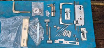 Diverse deuronderdelen - sloten, klinken, scharnieren beschikbaar voor biedingen