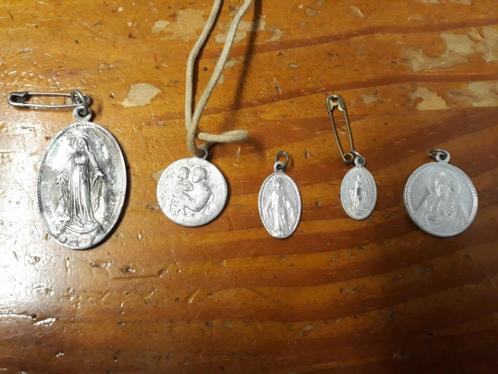 Ketting hangers of armband bedels met Jezus, kerk, Verzamelen, Religie, Gebruikt, Christendom | Katholiek, Sieraad, Ophalen of Verzenden