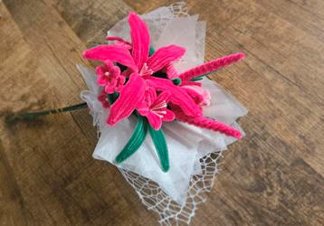 Handgemaakte chenille bloemen boeket, fel roze beschikbaar voor biedingen