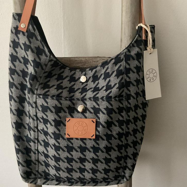 Mooie schoudertas in Piede De Poule ruit, tuigleren hengsels, Sieraden, Tassen en Uiterlijk, Tassen | Damestassen, Zo goed als nieuw