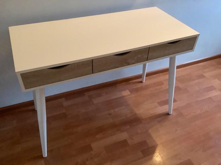 Zeer mooi bureau van westwing met drie lades, Huis en Inrichting, Bureaus, Zo goed als nieuw, Ophalen