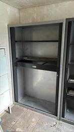 Stalen kast, Ophalen