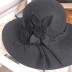 Elegante zwarte vilten hoed met bloemdetails, Kleding | Dames, Hoeden en Petten, Hoed, Zo goed als nieuw, Bisenzio, One size fits all