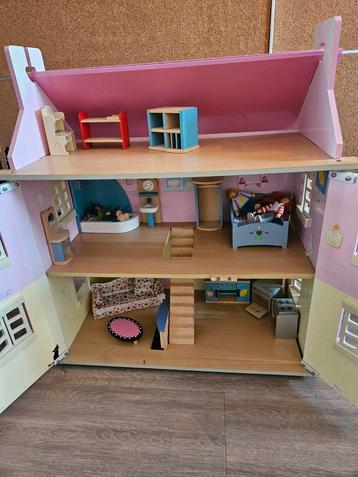 Houten Poppenhuis met Meubels beschikbaar voor biedingen
