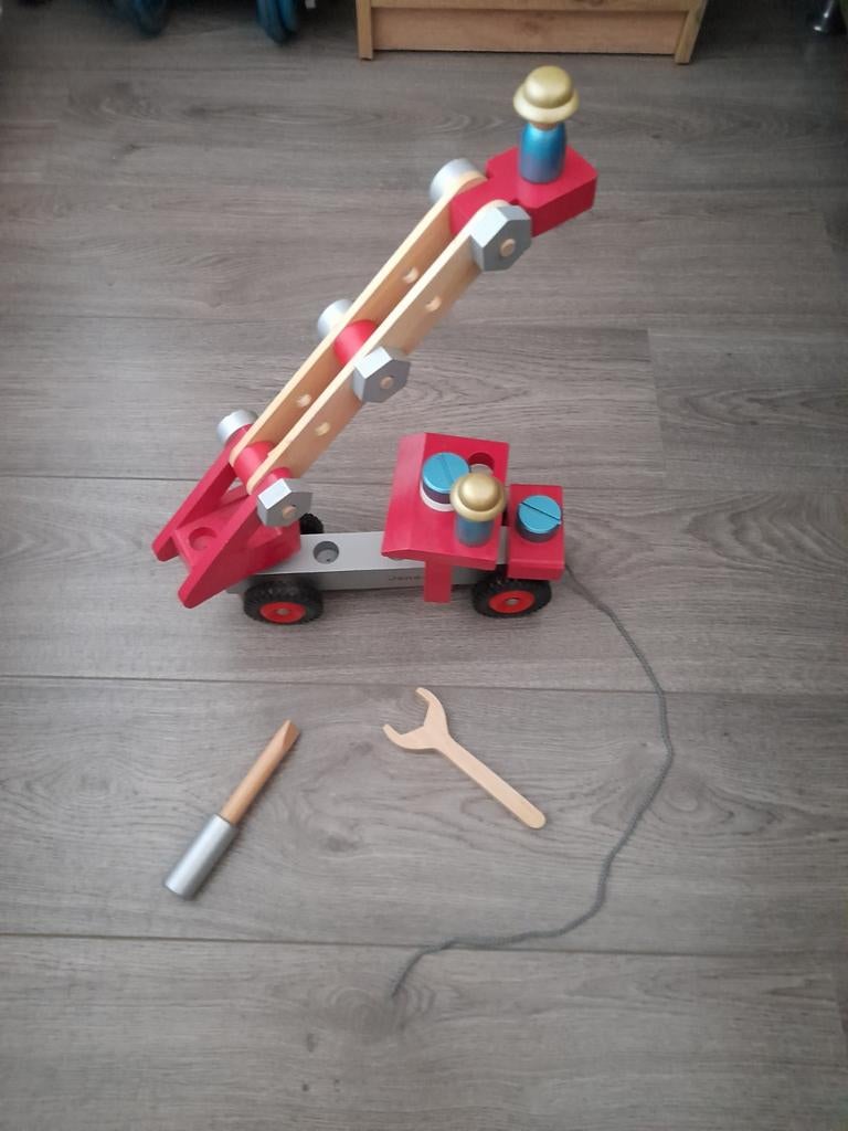 Houten Janod Brandweerauto met Gereedschap, Ophalen, Zo goed als nieuw, Rij- of Hobbelspeelgoed