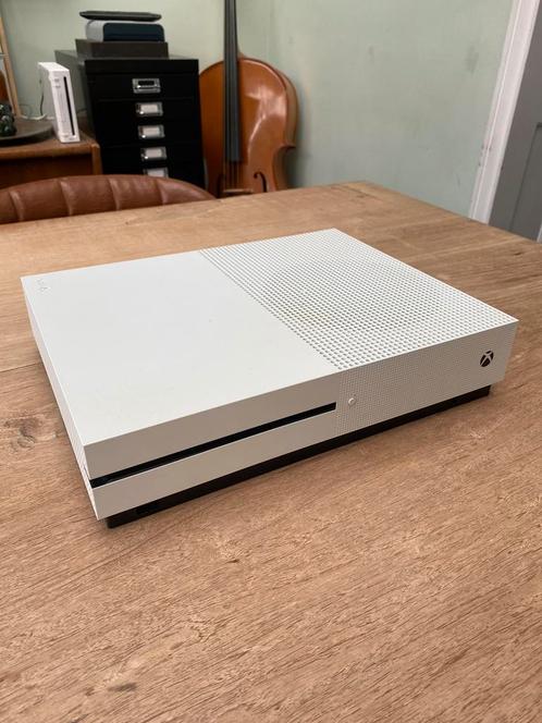 Xbox one s + 5 disc spellen + Gekochte spellen op de xbox, Spelcomputers en Games, Spelcomputers | Xbox One, Gebruikt, Xbox One S