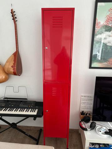 Rode metalen locker kast beschikbaar voor biedingen