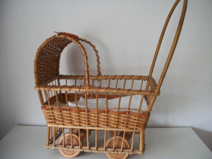 Leuke vintage Rieten Poppenwagen met bekleding - zgan, Antiek en Kunst, Antiek | Speelgoed, Ophalen of Verzenden