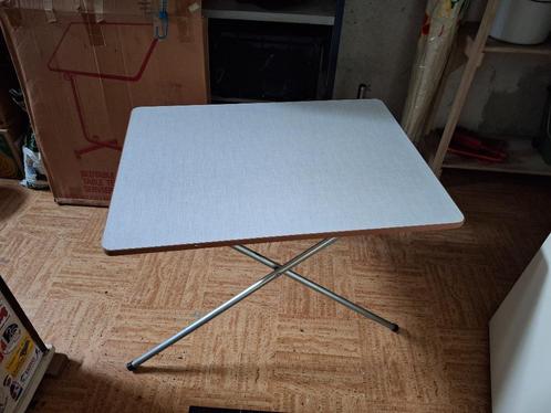 Campingtafel in hoogte verstelbaar, Caravans en Kamperen, Kampeermeubelen, Gebruikt, Campingtafel, Ophalen