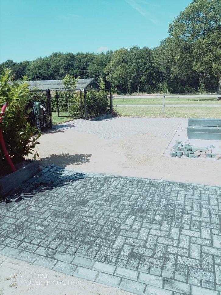 vrolijke stratenmaker, Diensten en Vakmensen, Tuinmannen en Stratenmakers, Bestrating