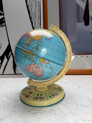 Jaren 50 Chad Valley metalen Globe beschikbaar voor biedingen