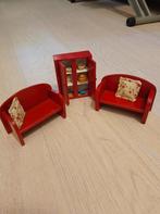 2 houten bankjes, rode gevulde kast., Ophalen of Verzenden, Gebruikt, Poppenhuis