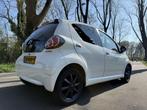 Toyota Aygo 1.0-12V Dynamic NAVI AIRCO 5DRS, Auto's, Toyota, Euro 5, Gebruikt, 4 stoelen, Bedrijf