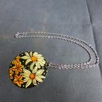 Hanger uit de zestige jaren met ketting flower power, Ophalen of Verzenden, Zo goed als nieuw, Geel, Overige materialen