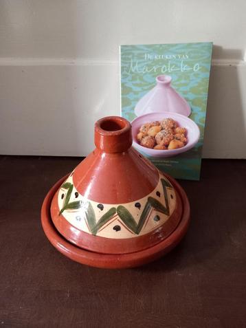 mooie tajine van aardewerk + boek recepten keuken Marokko beschikbaar voor biedingen