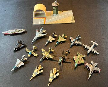 Micro machines, vliegtuigen vliegveld en vliegdekschip beschikbaar voor biedingen