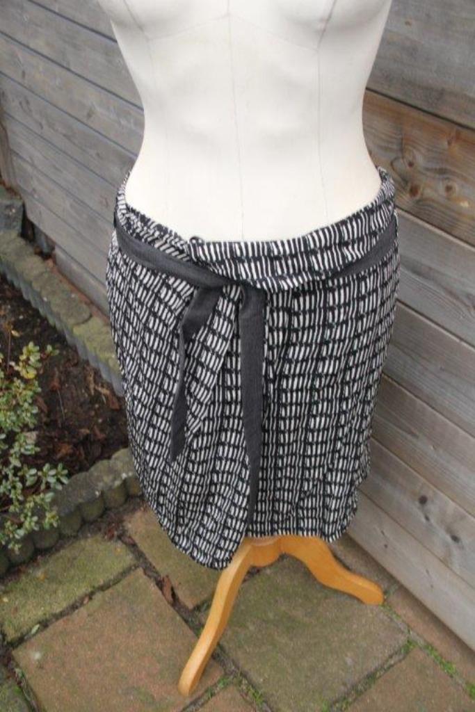 Rok zwart/ beige Maxmara mt 36 Vaste prijs, Kleding | Dames, Rokken, Zo goed als nieuw, Maat 36 (S), Zwart, Ophalen of Verzenden