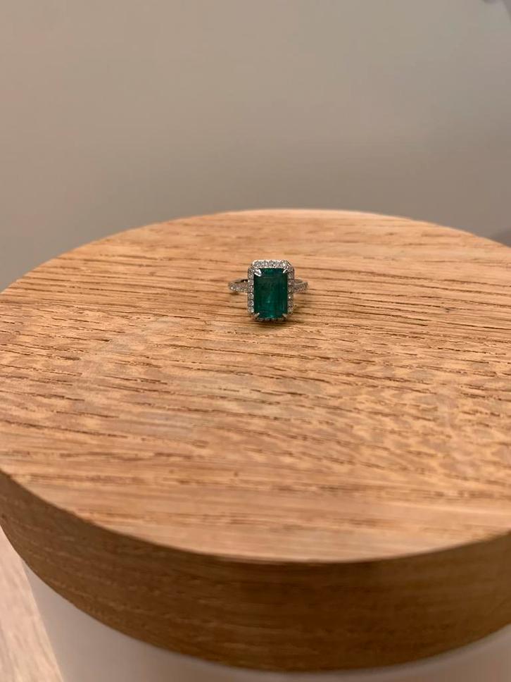 Prachtige 4,7 ct emerald ring, Sieraden, Tassen en Uiterlijk, Ringen, Zo goed als nieuw, Dame, Goud, Ophalen of Verzenden