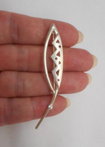 Zilveren lange modernist broche met helder steentje nr.963 beschikbaar voor biedingen