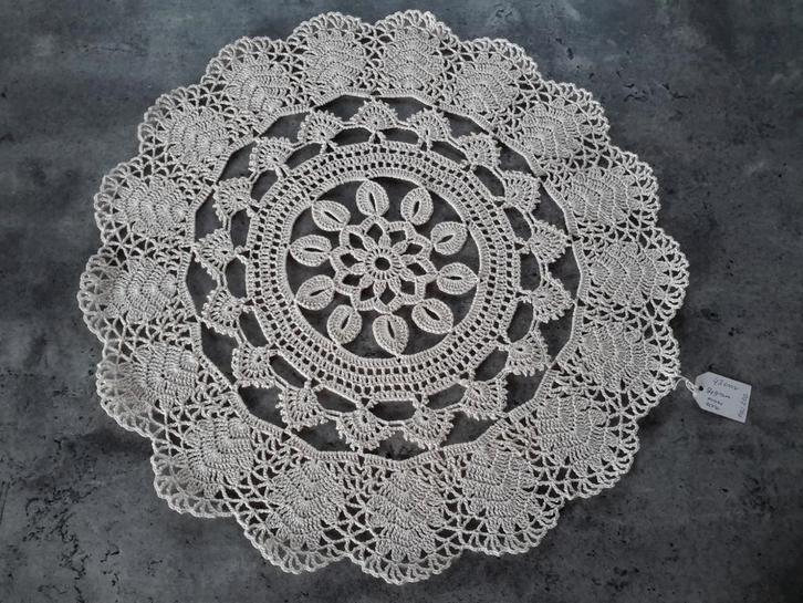 Gehaakt kleedje 43 cm nieuw!, Antiek en Kunst, Antiek | Kleden en Textiel, Ophalen of Verzenden