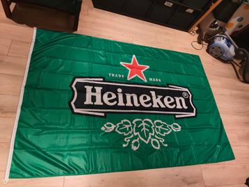 Grote Heineken vlag beschikbaar voor biedingen