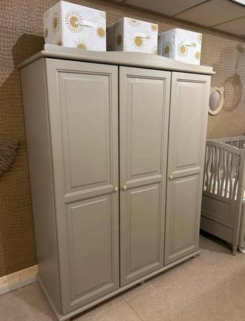 3-deurs kast •Bloomy• By Juffrouw Kwast beschikbaar voor biedingen