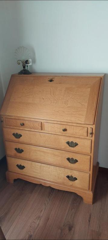 Blank eiken bureau beschikbaar voor biedingen