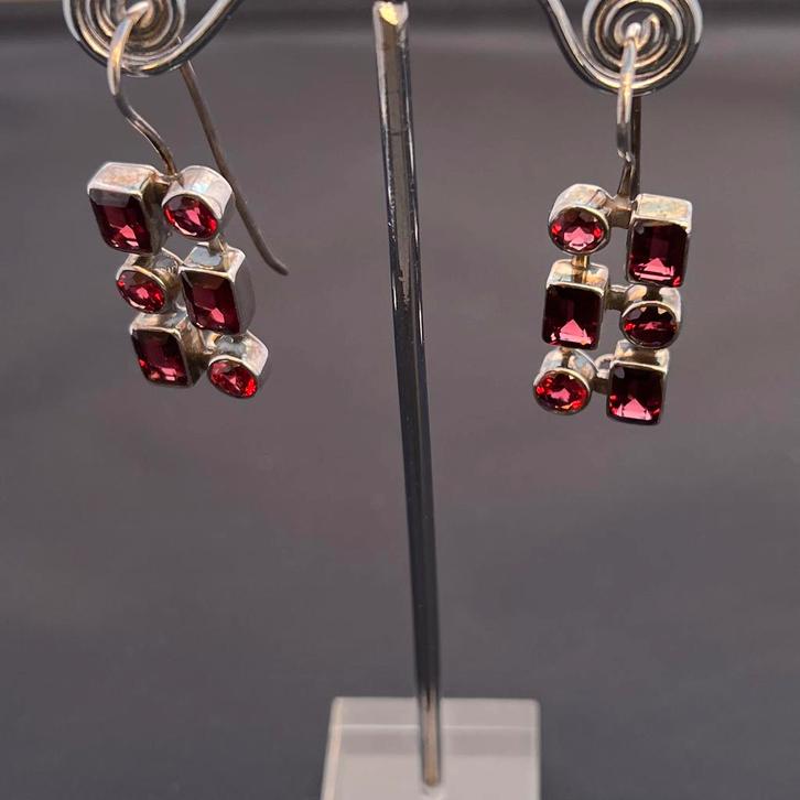 Zilveren oorbellen met zirconia, Sieraden, Tassen en Uiterlijk, Oorbellen, Nieuw, Hangers, Zilver, Rood, Met edelsteen, Ophalen of Verzenden