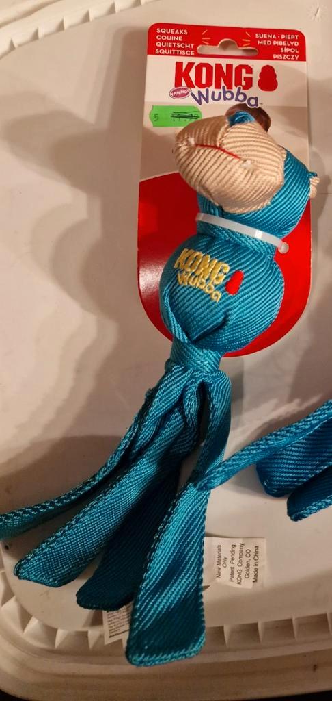 Kong Wubba speelgoed met piep., Dieren en Toebehoren, Overige Dieren, Meerdere dieren, December