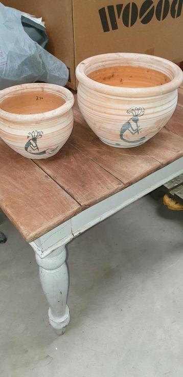2 terracotta bloempotten, met afbeelding.  beschikbaar voor biedingen