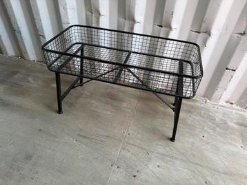 Zwart metalen plantenrek - leuk voor binnen! beschikbaar voor biedingen