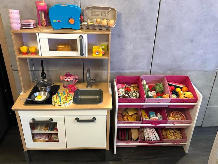 Ikea Duktig Keukentje + Opbergkast & Speelgoed, Kinderen en Baby's, Speelgoed | Overig, Gebruikt, Jongen of Meisje, Ophalen