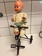 Oude pop (30cm) op metalen fietsje, Antiek en Kunst, Ophalen