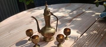Vintage koperen koffiekan met koperen cupjes beschikbaar voor biedingen