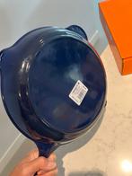 Le Creuset Skillet 26cm Indigo Nieuw in Doos, Gietijzer, Nieuw, Ophalen of Verzenden, Keramische plaat