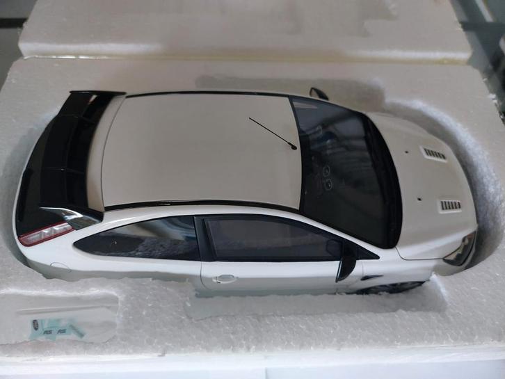 Ford Focus MK2 RS Wit ( Nieuw ), Hobby en Vrije tijd, Modelauto's | 1:18, Nieuw, OttOMobile, Ophalen of Verzenden