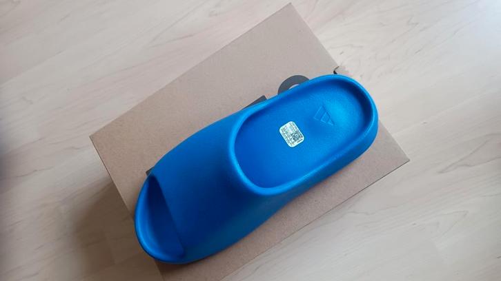 Adidas Yeezy Slide Azure maat 44,5 – Nieuw in doos, Kleding | Heren, Schoenen, Nieuw, Blauw, Ophalen of Verzenden
